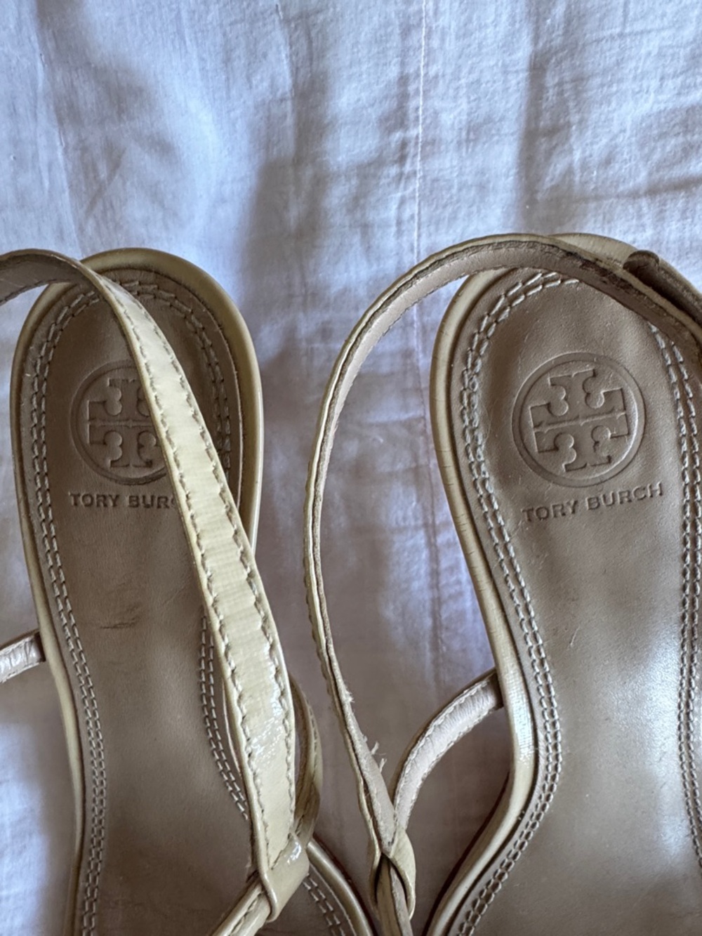 Tory Burch Beige Leather T-Strap Sandals with Gold Logo - Picture 5 of 10